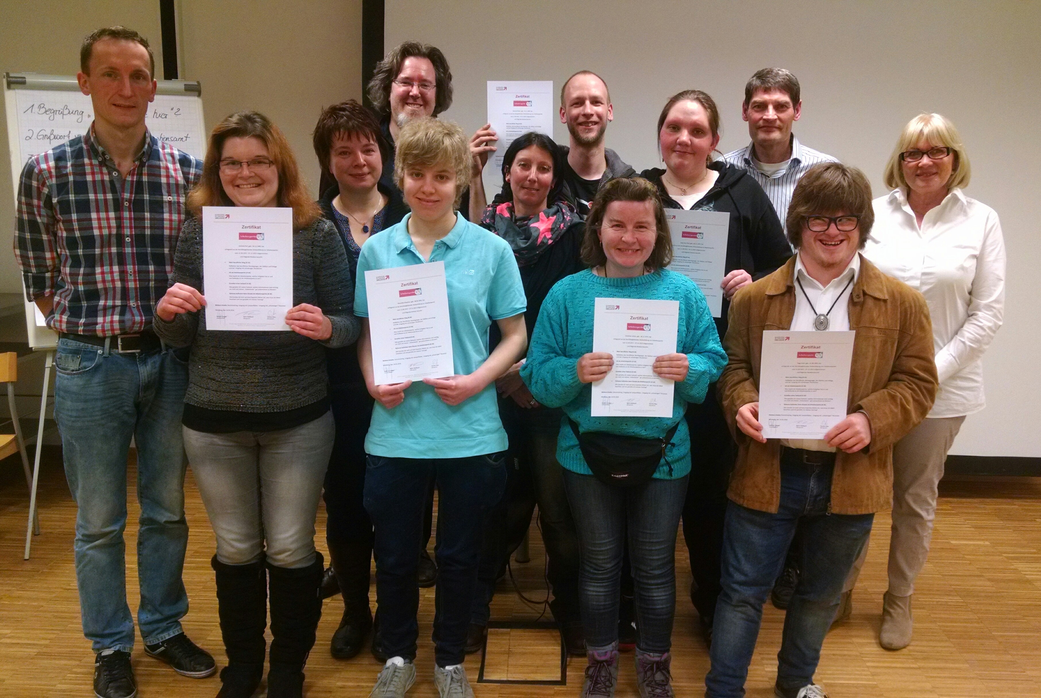 Von links nach rechts:  Herr Höllfritsch und Steffi Ruf (Kinderhaus Nürnberg), Frau Persich und Manuela Erlbacher (Erler Klinik), zwei Mitarbeiter/innen von ACCESS, Manuel Reiter (Fa. Sontheimer), Christine Leheis (Reitstall Marienberg), Lesley-Ann Graf mit Herrn und Frau Imhof (Bäckerei Imhof) und Tiago Graf (Fa. Psyma. )